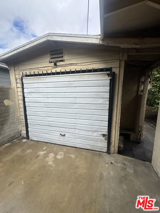 1183 W 37th Drive, Los Angeles CA: https://media.crmls.org/mediaz/62ca802d-a897-4168-8d8b-4b8ca8efb0e8.jpg