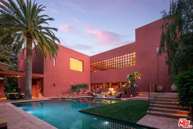 470 Layton Way, Los Angeles CA: https://media.crmls.org/mediaz/62cad6c2-2af4-44c3-a55f-cb91cfa8a73e.jpg
