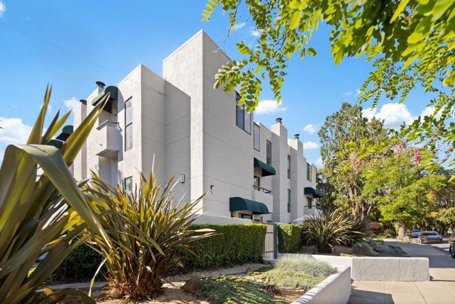 5 W Bellevue Avenue, San Mateo CA: https://media.crmls.org/mediaz/62cc2c4c-71ec-4b5d-9755-27d18f3dcee3.jpg