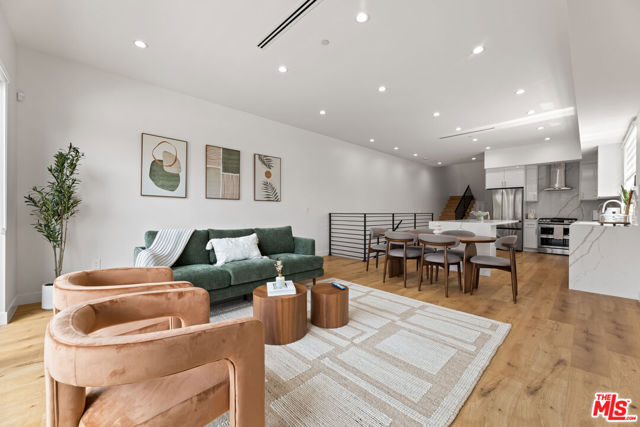 5118 Laurel Canyon Boulevard, Valley Village CA: https://media.crmls.org/mediaz/62cc463e-0c38-4968-8d80-09d4f901193f.jpg