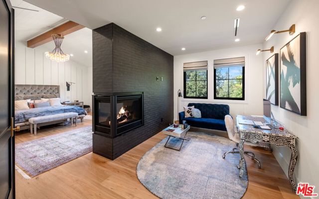 16101 Royal Mount Drive, Encino CA: https://media.crmls.org/mediaz/62cc467f-429d-4b29-bbb2-56019e03e7b0.jpg