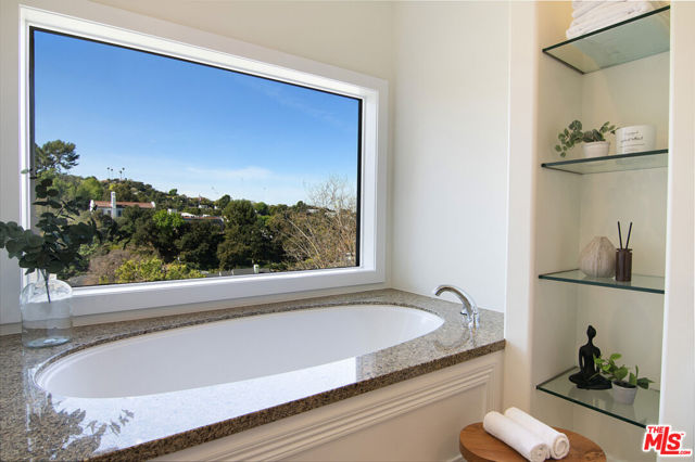 3908 Fairway Avenue, Studio City CA: https://media.crmls.org/mediaz/62cc5fd3-8db6-498c-9d70-16a6568da402.jpg