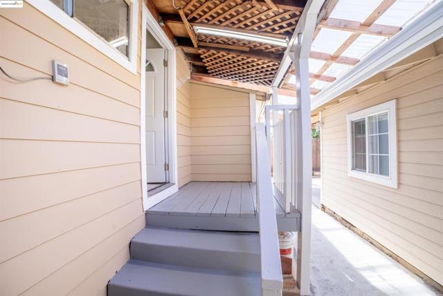 3517 Allendale Ave, Oakland CA: https://media.crmls.org/mediaz/62cc677c-2ded-4b27-9fd6-4638f20e02a8.jpg