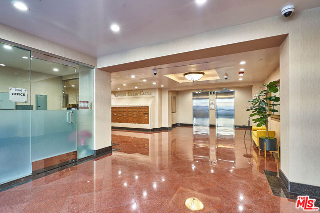 345 S Gramercy Place, Los Angeles CA: https://media.crmls.org/mediaz/62ccd0d5-0b98-48d7-a327-6df88f3f0473.jpg