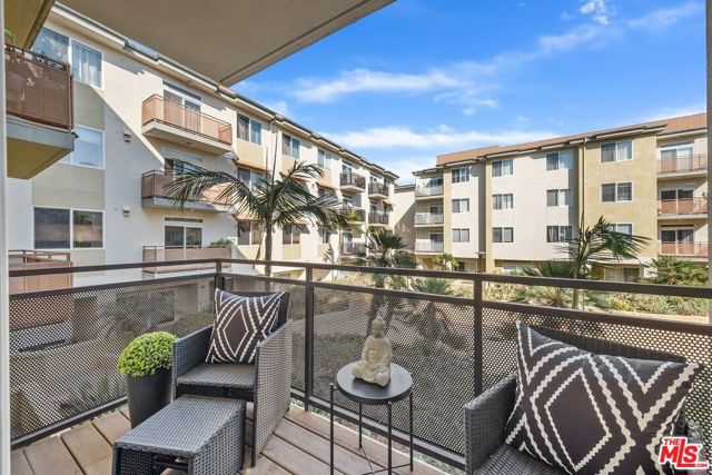 13200 Pacific Promenade, Playa Vista CA: https://media.crmls.org/mediaz/62cd26ec-503c-4564-a924-d285d0471987.jpg