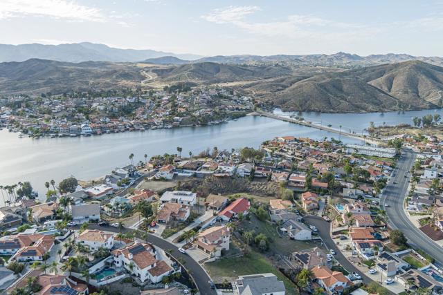 22633 Inspiration Pt, Canyon Lake CA: https://media.crmls.org/mediaz/62cdf138-d64f-4897-b91f-9243fe05cd68.jpg