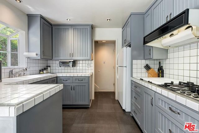 1041 Chantilly Road, Los Angeles CA: https://media.crmls.org/mediaz/62ce0c77-f009-41b9-869a-30dbd442cdd7.jpg