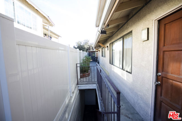 1013 Allen Avenue, Glendale CA: https://media.crmls.org/mediaz/62ce2ae5-87c5-455a-9ab6-18643ece2af7.jpg