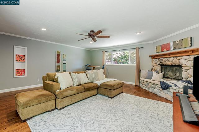 49 Terra Bella Dr, Walnut Creek CA: https://media.crmls.org/mediaz/62ce38e7-43cc-42f2-870a-e0199edcb54d.jpg