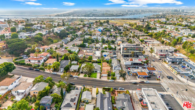 427 W Manchester Avenue, Playa del Rey CA: https://media.crmls.org/mediaz/62ce5632-f3b7-4ebf-b058-2b5daab8e3f8.jpg