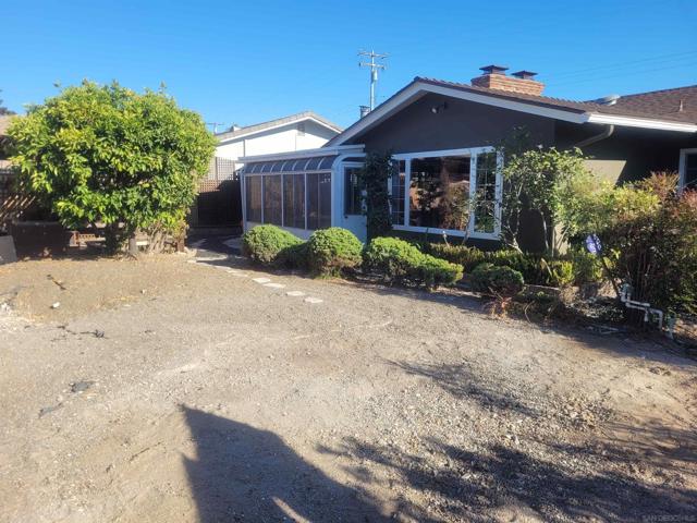 5852 Lomond Drive, San Diego CA: https://media.crmls.org/mediaz/62cf1777-dd51-432c-b69c-58cf80c67c70.jpg