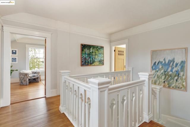 3860 Greenwood Ave, Oakland CA: https://media.crmls.org/mediaz/62cf1a15-2bc4-4d70-8e98-28e72f2c3212.jpg