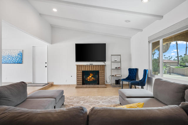 2450 Tamarisk Road, Palm Springs CA: https://media.crmls.org/mediaz/62cf90ea-0285-49b3-910d-9db6a3a5eb4f.jpg