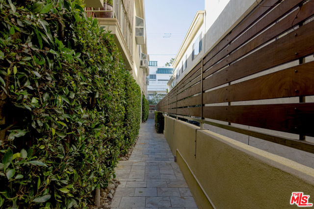1144 10th Street, Santa Monica CA: https://media.crmls.org/mediaz/62cfe483-c79c-44a3-9dbb-ccfda5d7d023.jpg