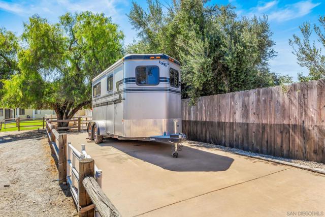 16345 Bassett Ct, Ramona CA: https://media.crmls.org/mediaz/62d01d5b-5cab-4c14-b5d0-6204b6a845b9.jpg