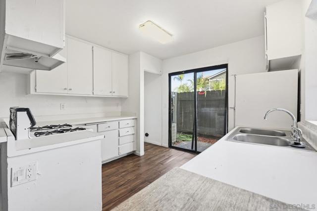 1225 N Broadway, Escondido CA: https://media.crmls.org/mediaz/62d05657-5215-4838-bb0b-7091047cfbb4.jpg