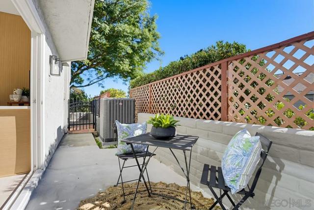 2003 Caminito Circulo Norte, La Jolla CA: https://media.crmls.org/mediaz/62d0906d-2d81-4264-84bb-821b0cc93fa1.jpg