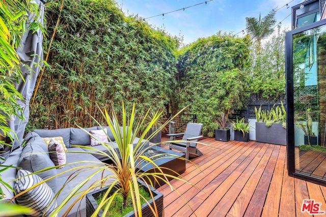 749 Oxford Ave Avenue, Venice CA: https://media.crmls.org/mediaz/62d09dfd-4171-4aa2-84e2-d3e4db2306f5.jpg