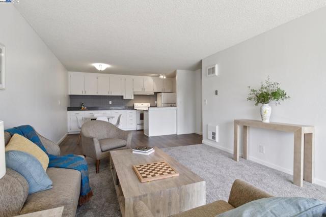950 Shorepoint Ct, Alameda CA: https://media.crmls.org/mediaz/62d2a49b-a809-432c-aec6-ba2c8abb8ada.jpg