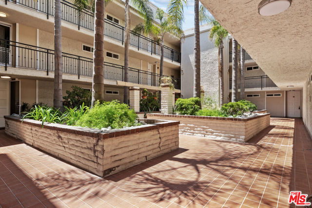 1885 Veteran Avenue, Los Angeles CA: https://media.crmls.org/mediaz/62d2e360-106a-421f-9dd6-486e75aa7e5b.jpg