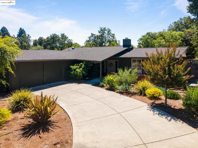 2041 Hidden Valley Dr, Santa Rosa CA: https://media.crmls.org/mediaz/62d32d46-da53-4216-b3f3-b38bd470ece4.jpg