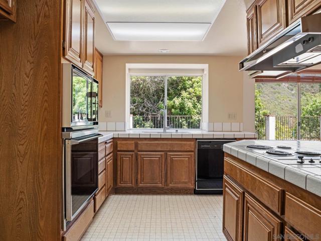 13810 Riverhead Ct, San Diego CA: https://media.crmls.org/mediaz/62d3395e-704a-4567-b9c7-59cd8d619b71.jpg