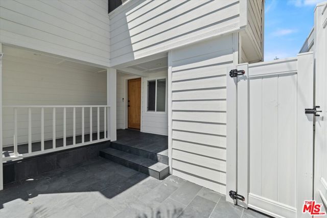 584 W 10th Street, San Pedro CA: https://media.crmls.org/mediaz/62d39713-a9df-425a-a669-deec58083e27.jpg