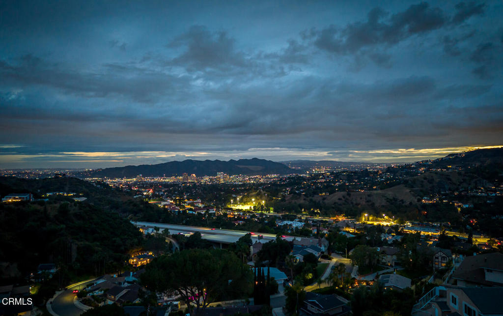 https://media.crmls.org/mediaz/62d44cf5-0683-42e1-9f9f-36b88bfc64b7.jpg?preset=X-Large