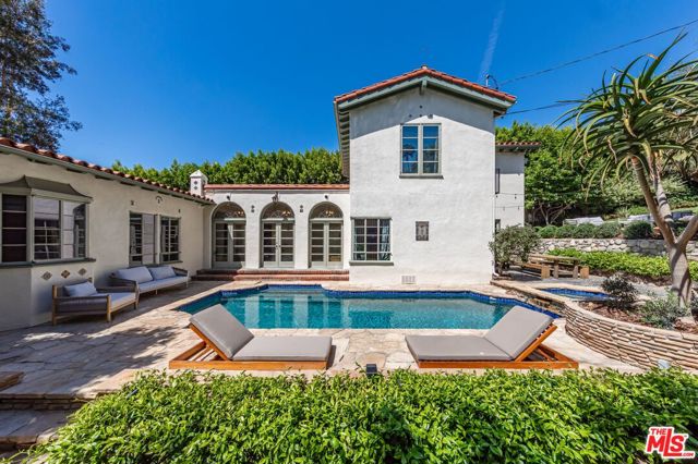 1136 N Doheny Drive, Los Angeles CA: https://media.crmls.org/mediaz/62d515c6-6673-4583-8284-ec882bb1114b.jpg
