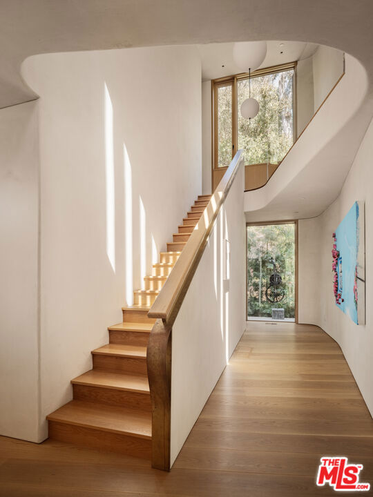 800 Brooktree Road, Pacific Palisades CA: https://media.crmls.org/mediaz/62d63c2c-cbbb-45ca-b3c9-dac7b7eed288.jpg
