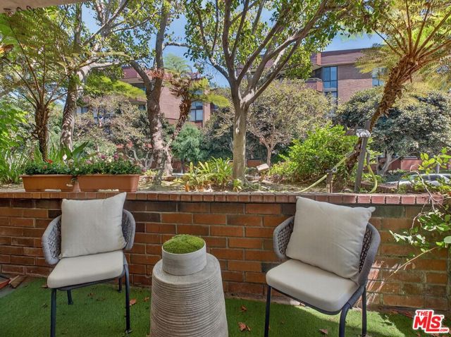 315 N Swall Drive, Beverly Hills CA: https://media.crmls.org/mediaz/62d6acf0-dcc6-46ee-9936-383d1cbe493f.jpg