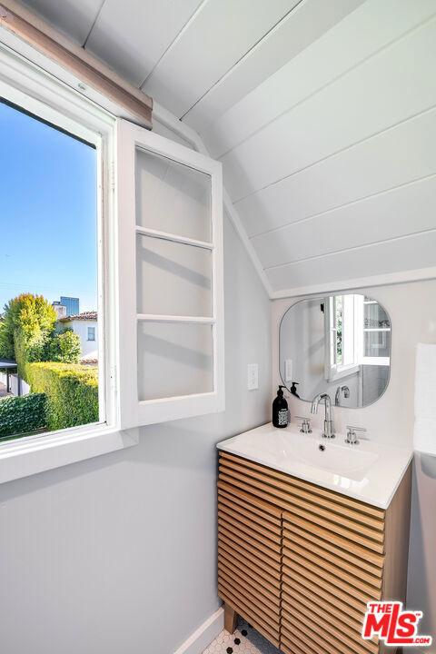 10445 Valley Spring Lane, Toluca Lake CA: https://media.crmls.org/mediaz/62d6e2f3-cc6a-403a-880b-8d7116f60fcf.jpg