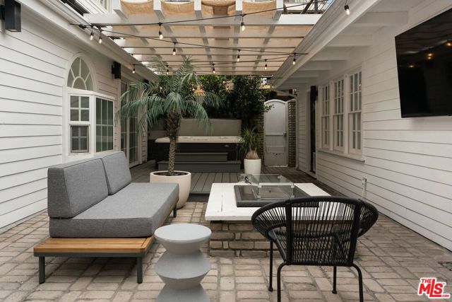 3011 Clune Avenue, Venice CA: https://media.crmls.org/mediaz/62d71825-954f-4e60-9a0b-3d7d6c6b13f1.jpg
