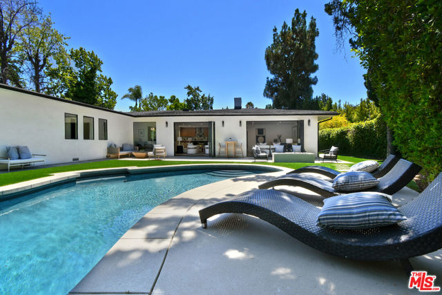 3221 Elvido Drive, Los Angeles CA: https://media.crmls.org/mediaz/62d9f438-1300-4503-add8-90c1685f30fe.jpg