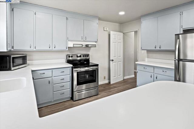 4105 Heyer Ave, Castro Valley CA: https://media.crmls.org/mediaz/62da2ca0-0b53-45fc-ab82-97d243dedaa3.jpg