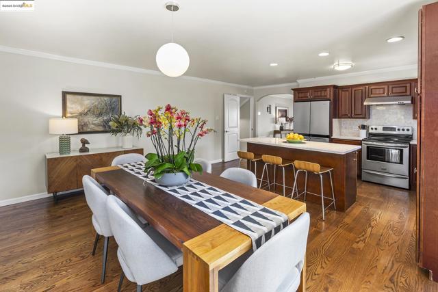 21 Maggiora Ct, Oakland CA: https://media.crmls.org/mediaz/62da6cf7-2d49-4e11-9497-1c7aba8143cf.jpg