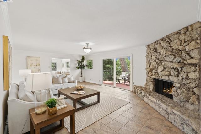 375 Montecillo Dr, Walnut Creek CA: https://media.crmls.org/mediaz/62dae84c-014d-4a8e-8b95-f836a533de4b.jpg