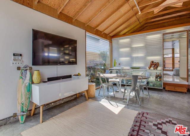 745 Navy Street, Santa Monica CA: https://media.crmls.org/mediaz/62daea99-00f0-4c40-80d5-764a93835d48.jpg