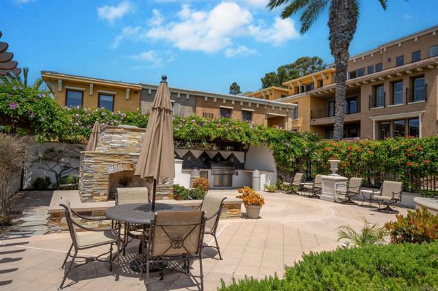 1000 Genter St, La Jolla CA: https://media.crmls.org/mediaz/62daf742-cbc1-462e-931b-c1df21492489.jpg