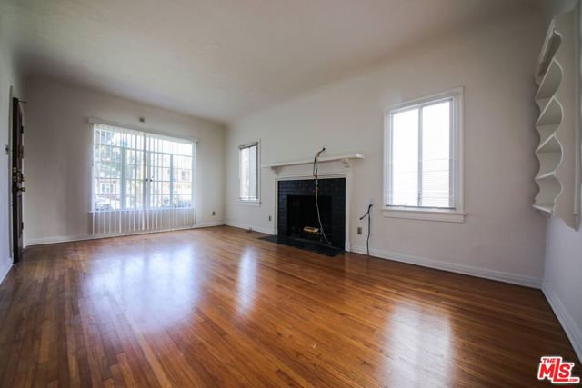 224 S Gale Drive, Beverly Hills CA: https://media.crmls.org/mediaz/62db35fc-a143-424b-9ad1-ae2656b1c573.jpg