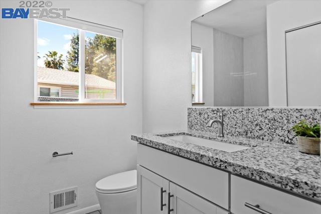 21 Lisa Ct, Brentwood CA: https://media.crmls.org/mediaz/62dc7276-3246-4314-96f4-57c75dde1cef.jpg