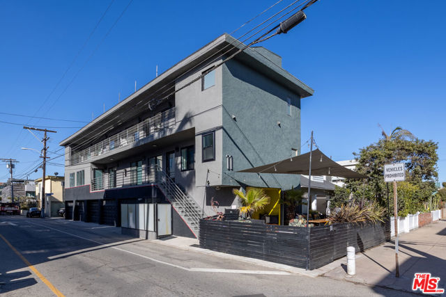 11 24th Avenue, Venice CA: https://media.crmls.org/mediaz/62dd0ed7-aedd-454c-92f1-4172ce1c0b66.jpg