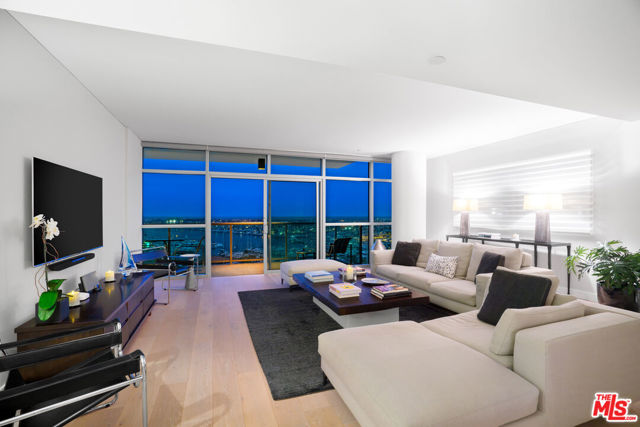 13650 MARINA POINTE Drive, Marina del Rey CA: https://media.crmls.org/mediaz/62de9af7-38b5-4719-8604-5c160c2beec9.jpg