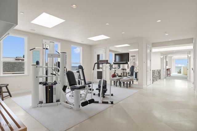 1135 Capri Way, Oxnard CA: https://media.crmls.org/mediaz/62def35d-7b8c-4fa3-9f19-fc19d55f1879.jpg