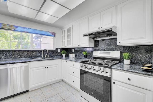 40652 Encanto Way, Fremont CA: https://media.crmls.org/mediaz/62e07523-0bf0-4652-ad3d-c821bf3e40cc.jpg