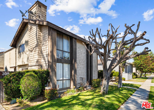 309 Utica Avenue, Huntington Beach CA: https://media.crmls.org/mediaz/62e14282-7765-4169-a4e7-475c63f9a995.jpg
