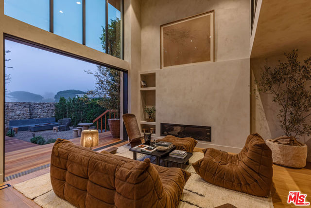 23505 Malibu Colony Road, Malibu CA: https://media.crmls.org/mediaz/62e1f843-28d7-4e90-92c4-c2356c34ca85.jpg
