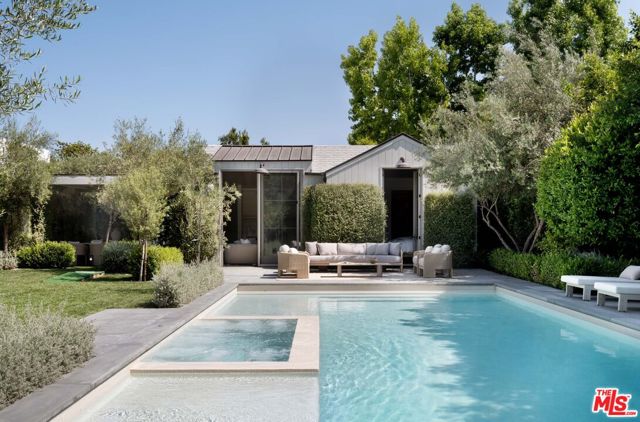 127 S Burlingame Avenue, Los Angeles CA: https://media.crmls.org/mediaz/62e22c83-983d-4272-a0a4-62ea6939ee6c.jpg