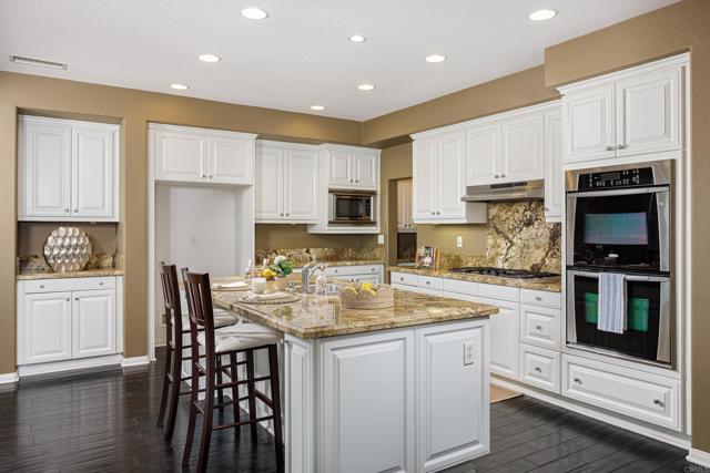 27002 Red Maple Street, Murrieta CA: https://media.crmls.org/mediaz/62e25d38-52b7-4c24-9bf6-55c272ef0bd3.jpg