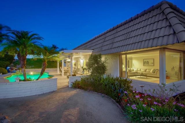 2052 Flying Hills Lane, El Cajon CA: https://media.crmls.org/mediaz/62e27b0f-3169-4fab-9077-e34d460ffa9d.jpg